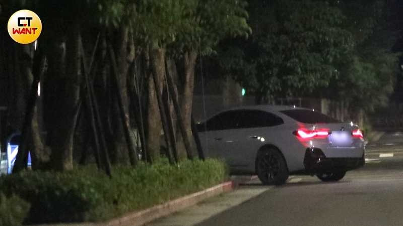 最後邱以太開車先送曾薀帆及女性友人回家,最後載徐逸婷一起回到內湖區的住處。(圖/本刊攝影組)