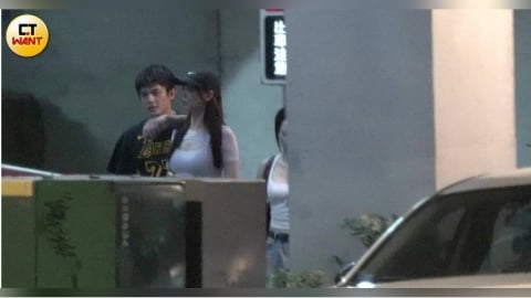 愛上女模1/邱以太熱戀中!甜蜜搭肩、間接接吻全被拍 女方身份曝光