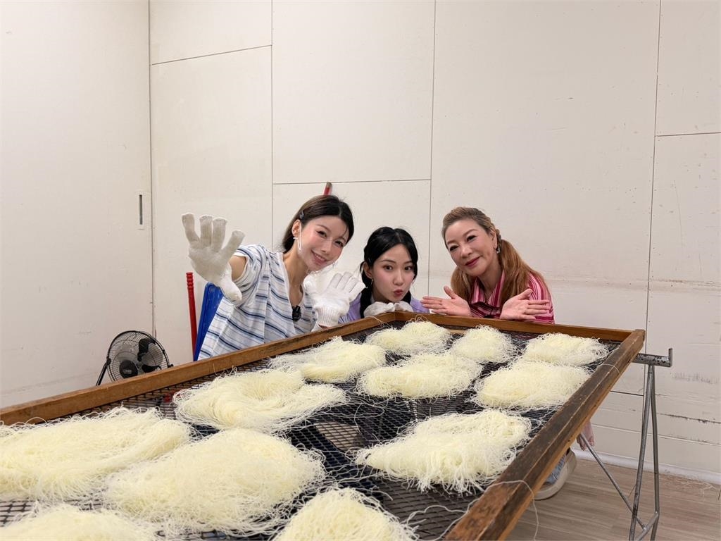 李雅英體驗手工製作米粉失手甩飛!被邀請賠償「5000元」嚇得花容失色