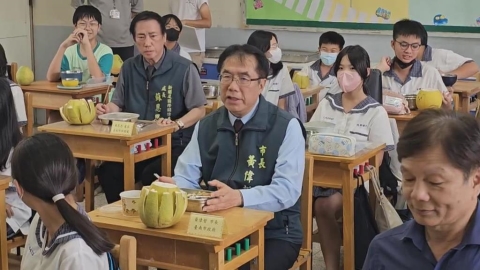 黃偉哲化身打菜員陪學生吃午餐 送文旦歡慶中秋節