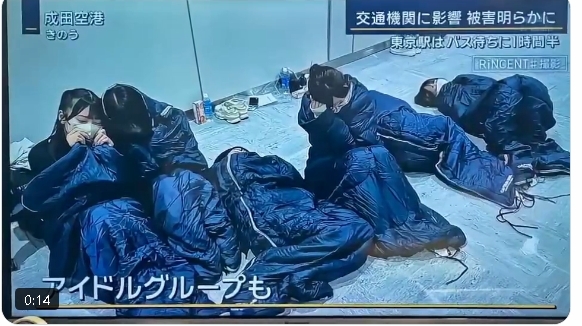被颱風困在機場!女偶像當場躺平「只穿清涼背心」激辣新聞畫面網急:這能播?