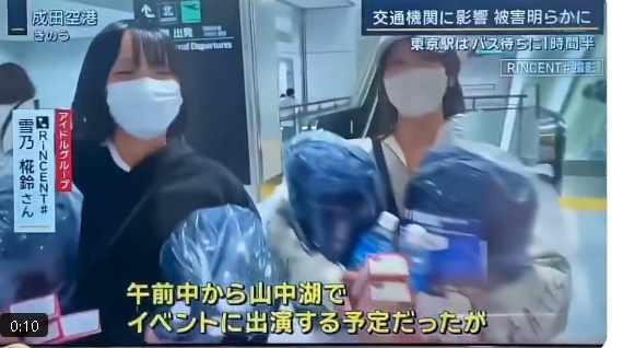 被颱風困在機場!女偶像當場躺平「只穿清涼背心」激辣新聞畫面網急:這能播?