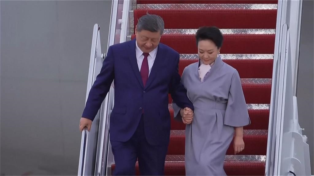 習近平健康狀況引發關注！　下機緊抓彭麗媛.戰機掠過面無表情