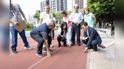 吳沛憶偕張廖萬堅會勘5校!爭取近2500萬更新PU跑道、球場