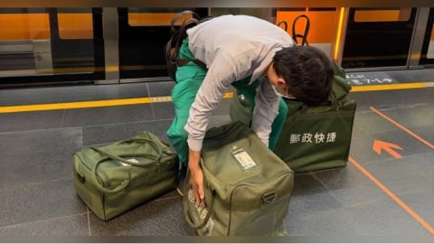 高鐵驚見郵差扛「郵政快捷」！真相曝光網友驚呼：突然覺得好高級