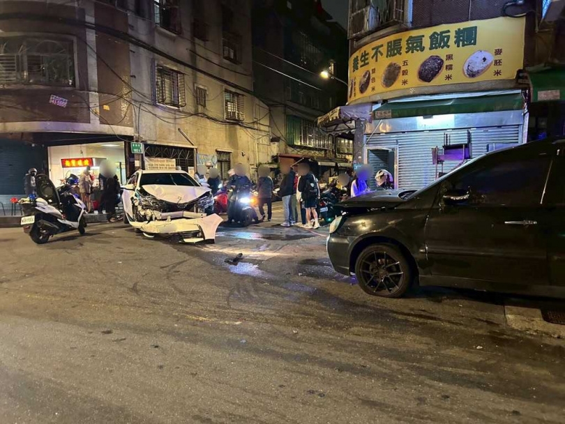 2025年12月5日詹男在新北中和毒駕，撞倒多部汽機車後逃逸，逆向行駛，又與對向來車相撞。（圖／報系資料照）