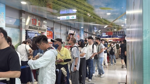 連假首日塞爆!市府轉運站直擊「排隊貪食蛇」 人潮看不到盡頭