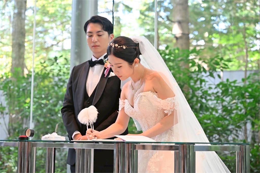 孕媽咪「挺雙胞胎孕肚」脫剩比基尼!竟是鄭家純「水中極致視角」全被拍