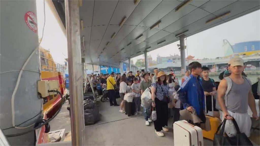 中秋連假衝外島 東琉線碼頭湧大批人潮提前開航