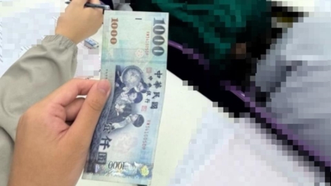沒錢吃飯的舉手!補習班老師「沿路發1000元」全班嗨翻 網揭真相:30年前就這樣