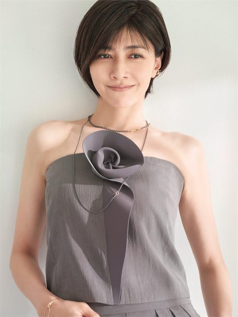 徐若瑄突公開「姊妹青澀合照」!短髮親姊「激似內田有紀」網看呆:神仙顏值