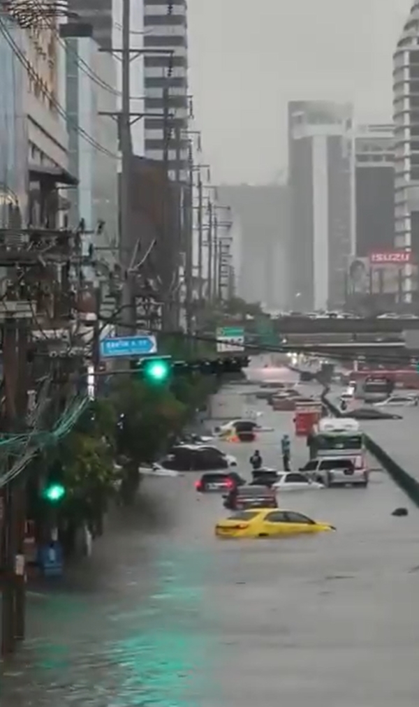 快新聞／手機警報狂響！「這城市」暴雨狂炸、水淹腰部　50區列災區