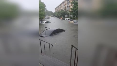 手機警報狂響！泰國「這城市」暴雨狂炸、水淹腰部　50區列災區