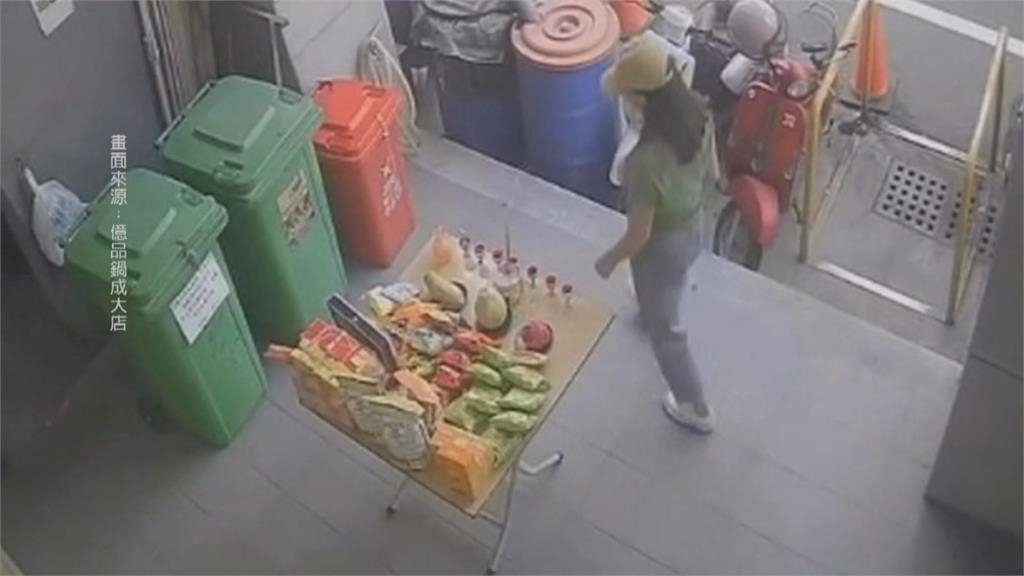 當你喝shot?火鍋店店外拜拜 供杯、整壺可樂被口渴老外喝掉