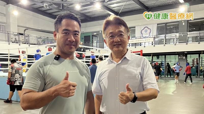 ▲藥師HOW棒陳澤鈞藥師(左)與彰化縣立二林高中校長黃洲海(右)