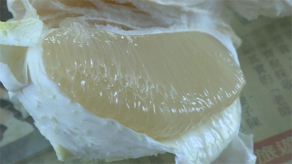  烤肉吃柚「皮」難處理…丟錯恐挨罰！行家曝「1招」變身生活好物