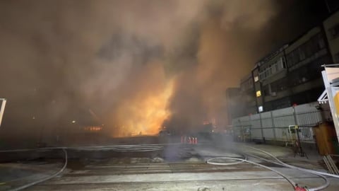 北市都更工地狂燒19小時 周邊住戶憂「影響健康」:拿出補償措施