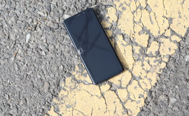 摔車「iPhone 18彎了」!重擊凹曲還能用 網看傻:太扯…