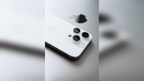 摔車「iPhone 18彎了」!重擊凹曲還能用 網看傻:太扯…