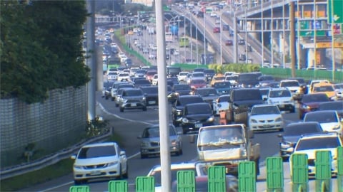 收假車潮「國5凌晨紫爆」超塞!驚見「燈海車龍」駕駛崩潰:膀胱撐不住