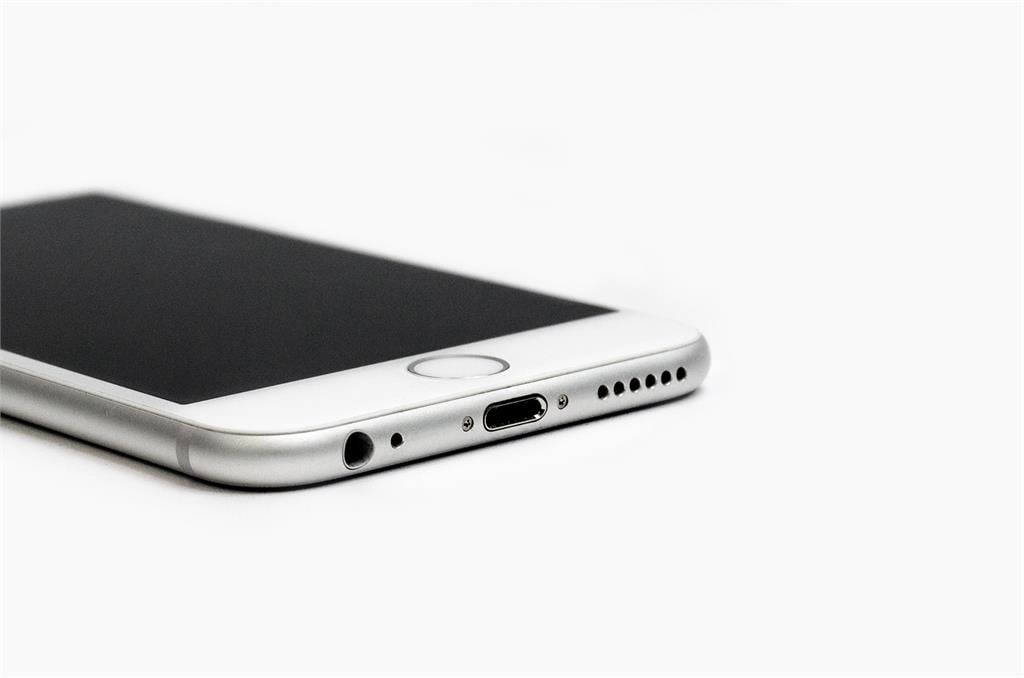 iPhone用2年「電池維持100％」！他公開「4習慣」萬人錯愕：平常都做錯