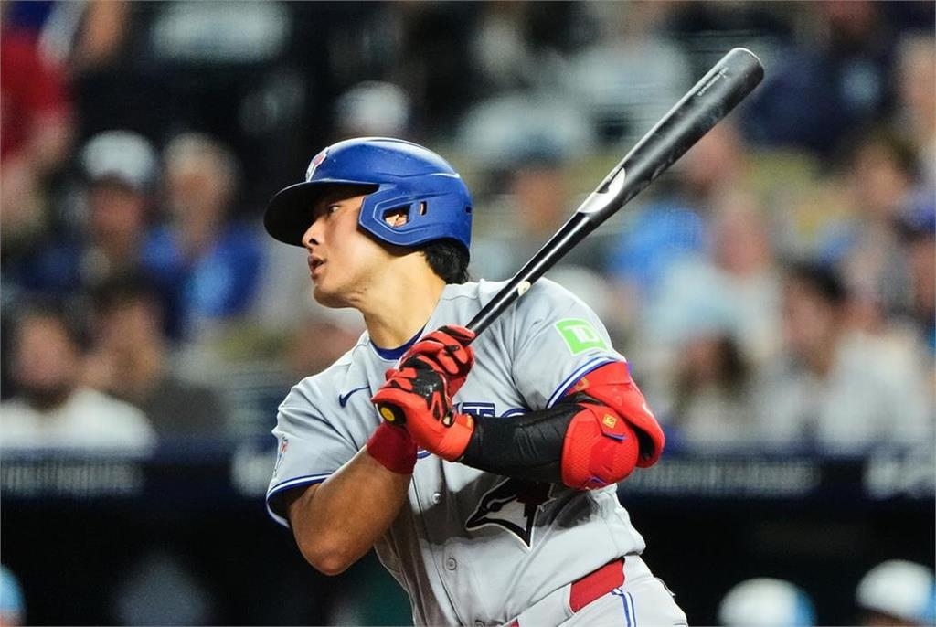 MLB(影)/30歲才闖大聯盟照樣轟!岡本和真菜鳥年33轟、92打點雙破隊史紀錄