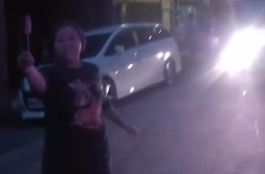 正妹清潔隊員值勤突喊「來一根」!住戶「跑百米追車」畫面暴紅…網笑:換我開口被砸