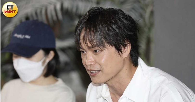 黃鐙輝講到岳母萁媽的事蹟好氣又好笑。（圖／侯世駿攝）