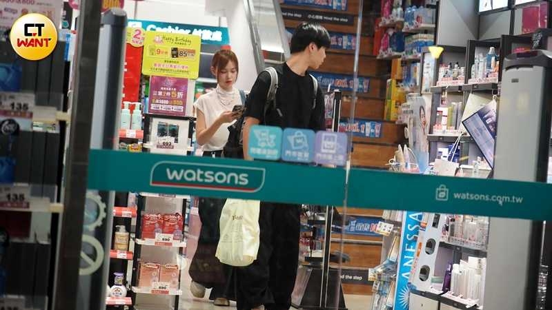 看完展晚間7點多,小倆口買完晚餐與藥妝用品後,熟門熟路地一同回到電梯華廈。(圖/本刊攝影組)