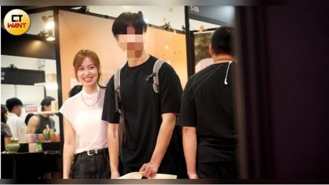勾小指傳情1/啦啦隊女神芮妮指勾撲克臉酷男 電眼發功打包回香閨