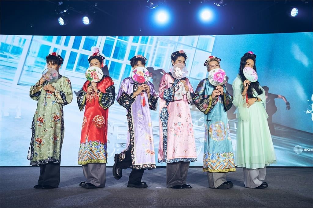快新聞/Ozone大扮格格!煥鈞化身「嫦娥」自封林月娥 全場粉絲笑翻