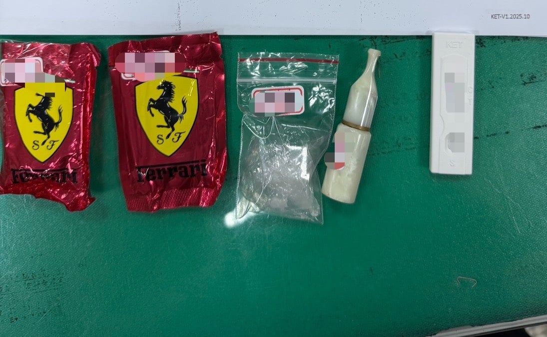 深夜自撞!女駕駛「打檔撞電桿」 警一靠近全都是毒氣
