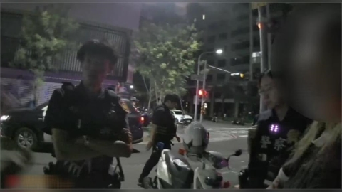 深夜自撞!女駕駛「打檔撞電桿」 警一靠近全都是毒氣