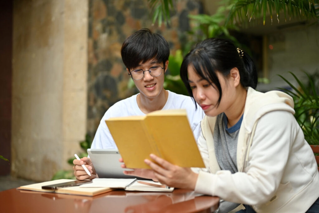 閱讀時間結束後,想聊天的人可以跟身邊的人分享今天讀了什麼;覺得害羞或累了的人,隨時收起書本優雅離場,也完全不會有人覺得妳不合群。圖/123RF圖庫