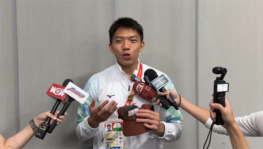 亞運/志工奶奶贈小花好暖心!林仲威把祝福戴在帽上400跨欄奪銅牌