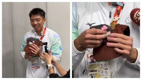 亞運(影)/志工奶奶贈小花好暖心!林仲威把祝福戴在帽上400跨欄奪銅牌