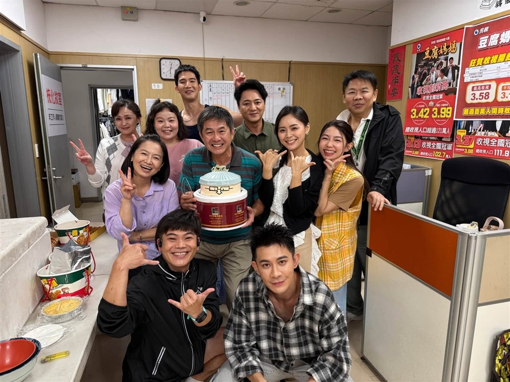 洪都拉斯生日，《豆腐媽媽》劇組與演員齊慶生。/ 翻攝洪都拉斯FB