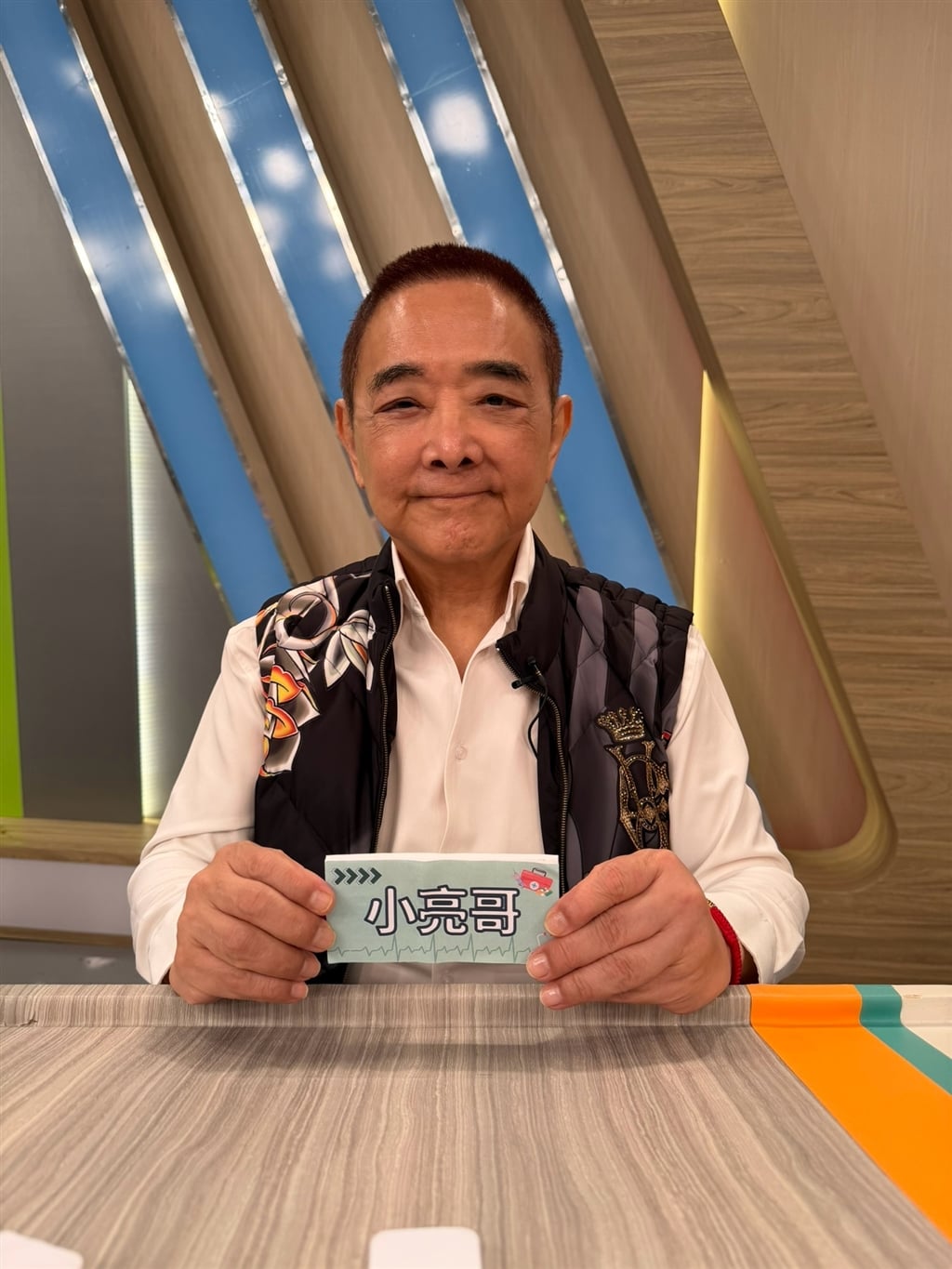 小亮哥打拳擊不慎傷到膝蓋