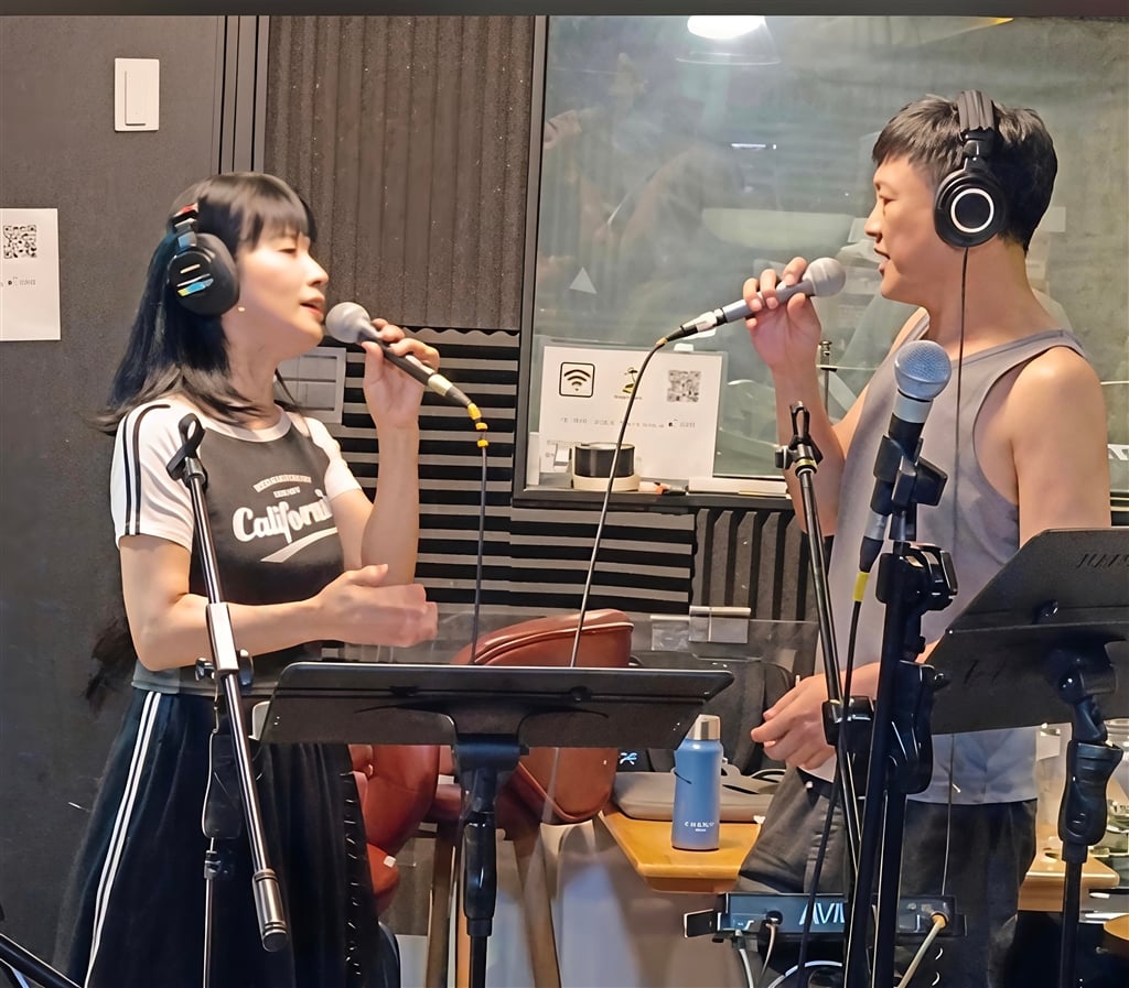 高明駿（右）、陳艾湄隔30年合體，演唱經典〈誰說我不在乎〉（圖／宇禾數位 提供）