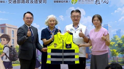 和泰集團捐導護裝備.新道具 提醒停讓守護孩童安全