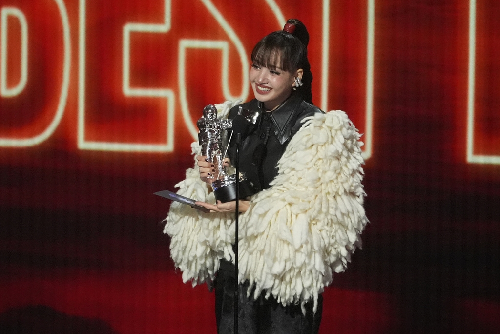 Lisa新造型遭酸「像公雞」畫面曝光!網揪「1部位」崩潰喊:比例很不好看
