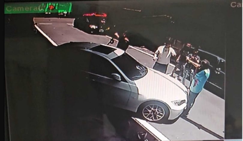 顏韶逸的父親(藍衣)擋在BMW前面阻止拖車。(圖/投訴人提供)