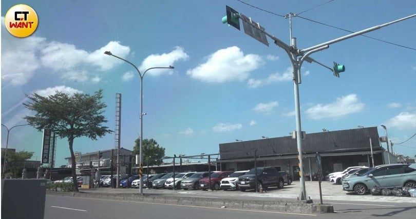 誠鑫汽車桃園市八德區和強路現址仍停放多輛中古車持續營運。(圖/本刊影音組)