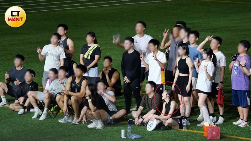 拍完大合照後，席惟倫默默走到休息區。（圖／本刊攝影組）