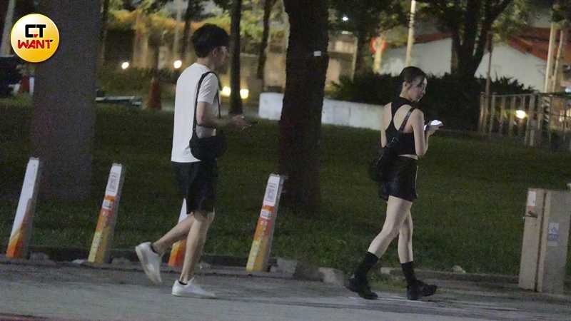 拿了愛心宵夜後，席惟倫不斷四處張望。（圖／本刊攝影組）