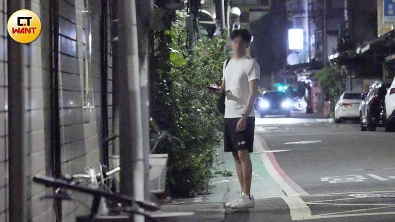 覺得有可疑人物，席惟倫躲進巷內，Leo上前查看。（圖／本刊攝影組）