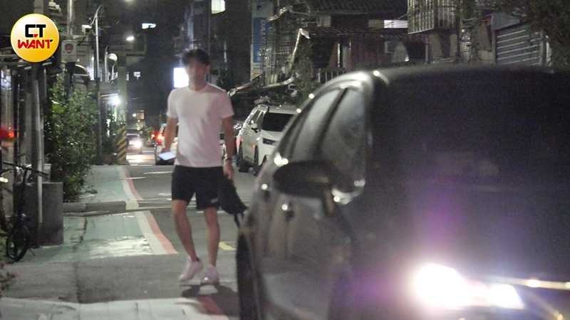 多元計程車抵達後Leo上車，沒再看到席惟倫身影。（圖／本刊攝影組）
