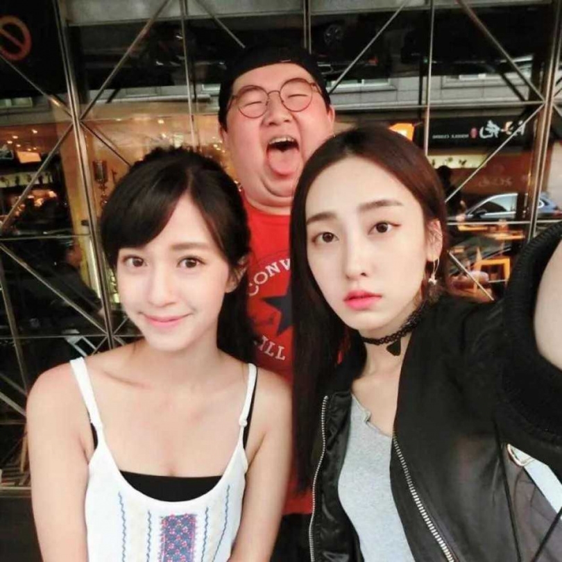 席惟倫（前排左）與閨密陳敬宣（前排右）因周予天鬧翻。（圖／翻攝自陳敬宣臉書）