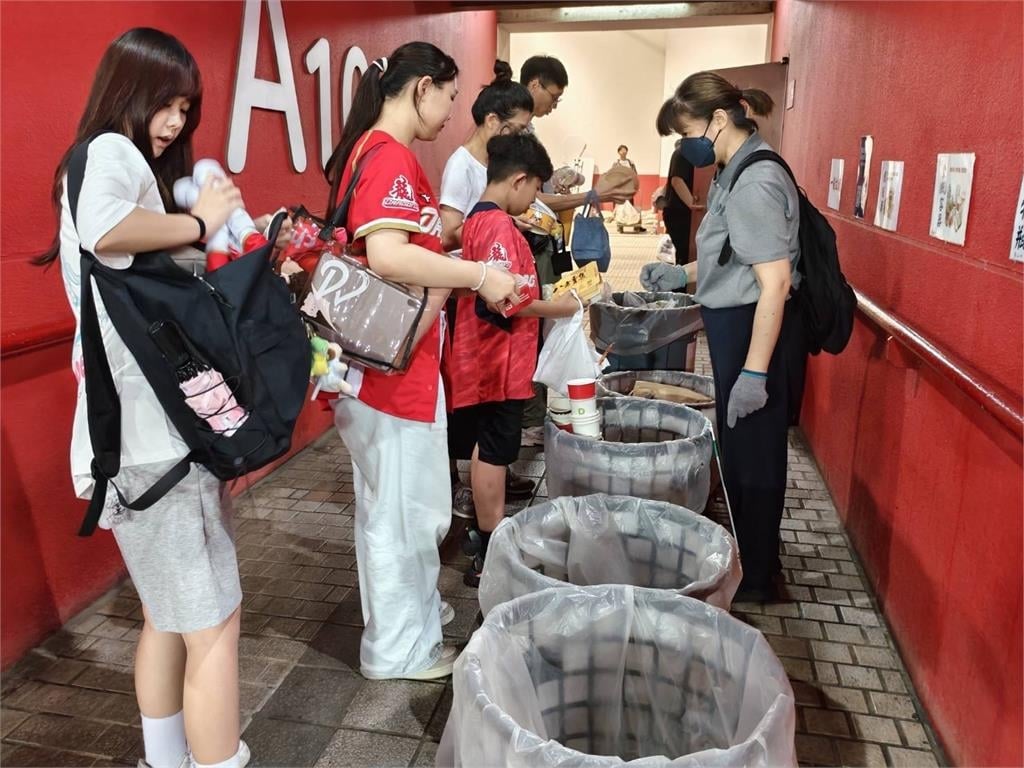 職棒影響力走出球場 味全龍深耕環保公益獲「網路口碑之星」領航創新獎