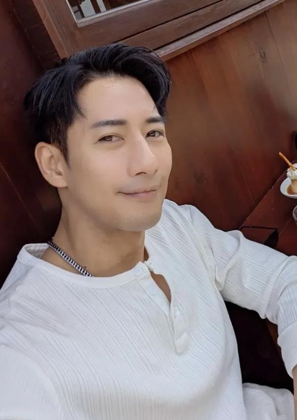 正妹前主播才爆「喝太ㄎㄧㄤ」帶新歡回前夫家裸睡!金鐘男星「與洋妞玩18禁」全直擊